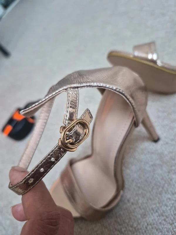 Sandalias de tacón efecto metálico oro rosa T36 – photo 7